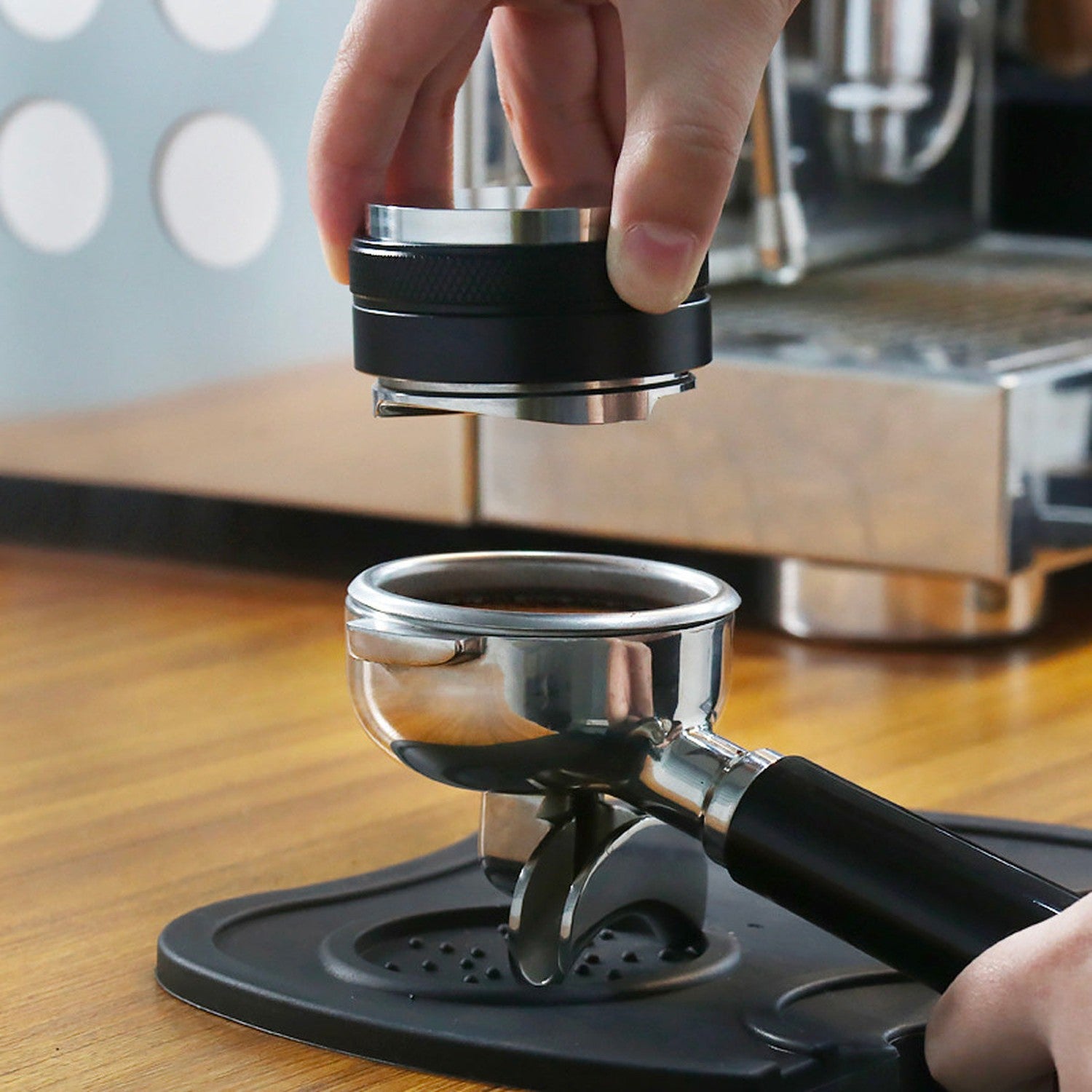 I.XXI 58mm Tamper & Distributor, Black