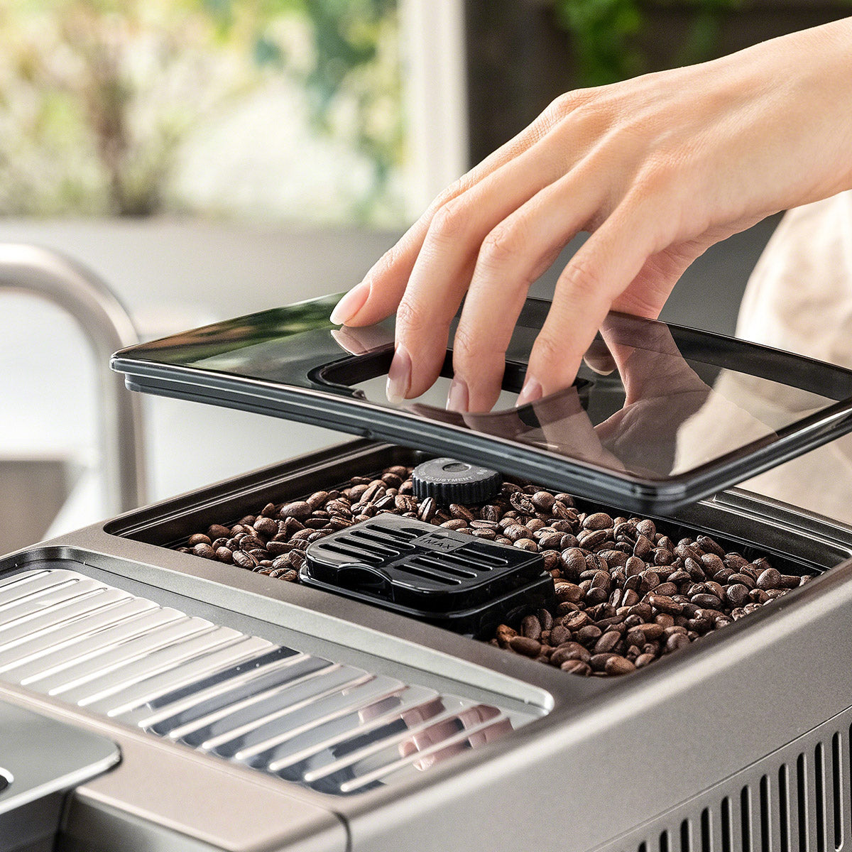 Delonghi Dinamica Grise Latte Crema machine à espresso avec mousseur à –  italcaffe