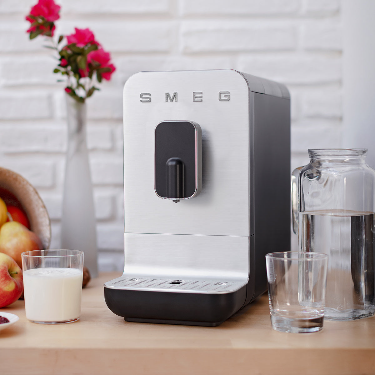 Smeg Matte White Fully Automatic Coffee and Espresso Machine with Milk  Frother + Reviews